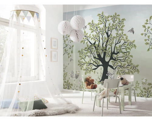 Chambre d''enfant avec papier peint arbre, table de jeu, chaises, ciel de lit et lanternes en papier