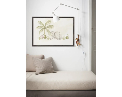 Chambre d''enfant décorative avec lit, lampe et image encadrée avec un motif d''éléphant.