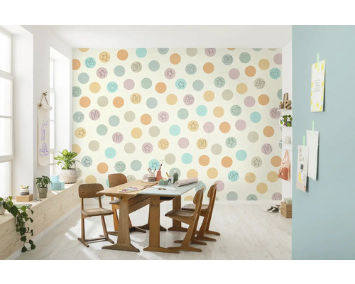 Heller Raum mit Kindertapete mit Punktmuster, Mickey Mouse und Minnie Maus Motiven