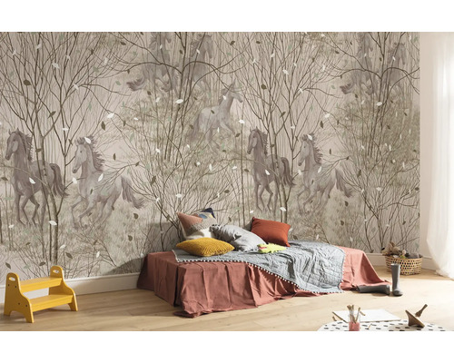 Chambre d''enfant avec papier peint à motif de chevaux et d''arbres