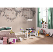 Chambre d''enfant avec lit, table, chaises et papier peint mural avec motifs végétaux.
