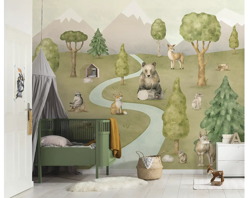 Chambre d''enfant avec papier peint forêt, lit à barreaux et jouets