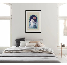 Chambre avec lit et œuvre murale encadrée représentant une femme en robe