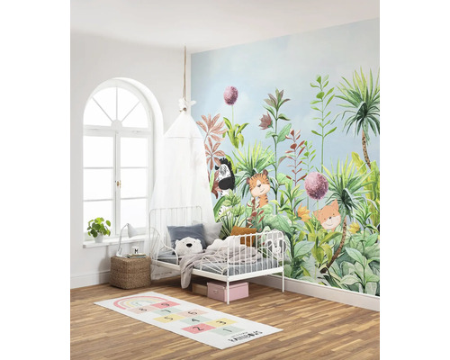 Chambre d''enfant avec papier peint jungle, lit, tapis de jeu et décoration