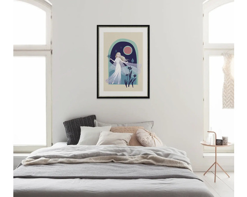 Image encadrée d''une femme en robe sur fond de plantes, de soleil et d''arche au-dessus d''un lit