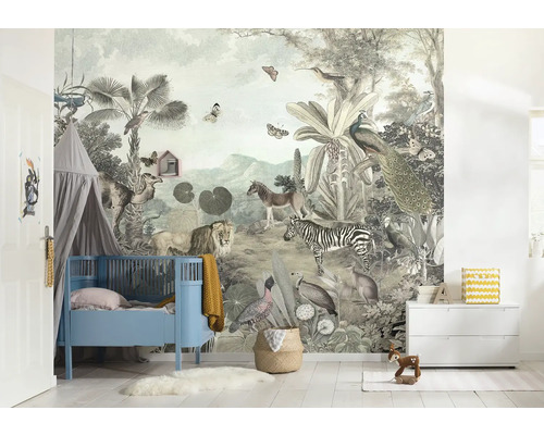 Chambre d''enfant avec papier peint à motifs d''animaux, lit d''enfant, lit à baldaquin et commode