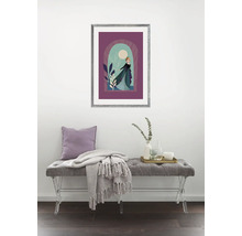 Scène décorative avec une reproduction d''art encadrée de La Reine des neiges au-dessus d''un banc gris avec coussin et couverture