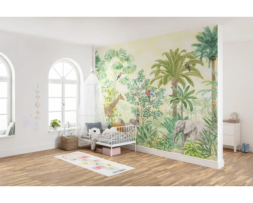 Chambre d''enfant avec papier peint jungle, lit et tapis de jeu