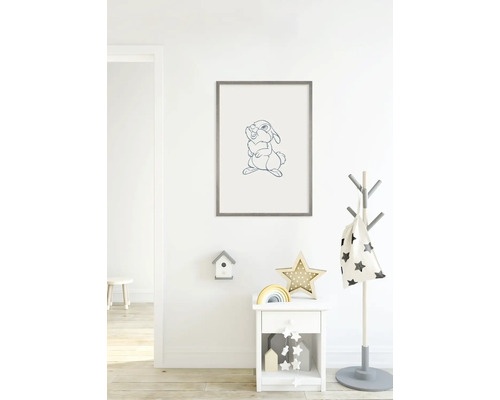 Décoration de chambre d''enfant avec photo de lapin, table de chevet et portemanteau