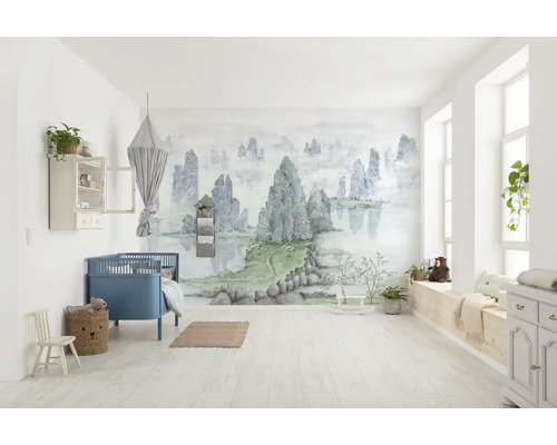 Helles Kinderzimmer mit Wandbild, Kinderbett, Schrank und Dekoration