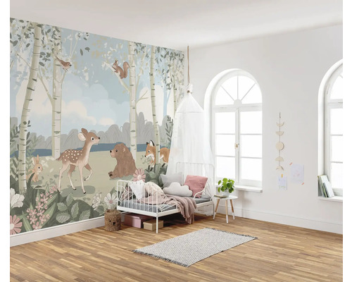 Kinderzimmer mit Tiermotiv-Tapete, Bett und Teppich auf Holzboden