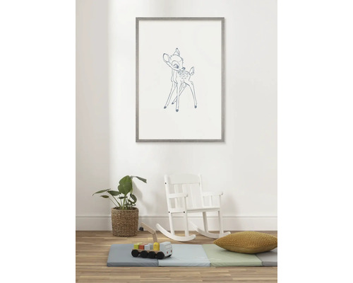 Chambre d''enfant avec image de Bambi, jouets et chaise à bascule pour une ambiance lumineuse et conviviale.