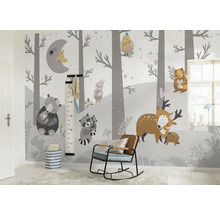 Chambre d''enfant avec motifs d''animaux de la forêt, toise et fauteuil à bascule