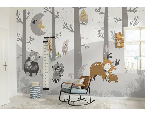 Kinderzimmer mit Waldtiermotiven, Messlatte und Schaukelstuhl