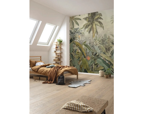 Chambre avec papier peint jungle, lit et fenêtres de toit