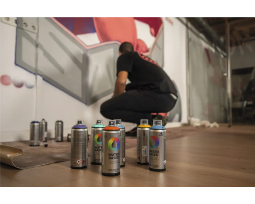 Bombe de peinture à base d''eau devant un graffeur