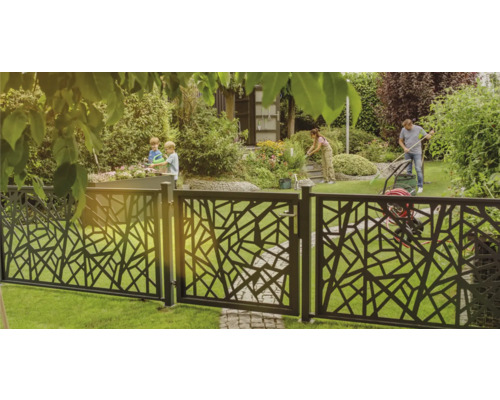 Garten mit Zaun im modernen Design, Familie bei der Gartenarbeit