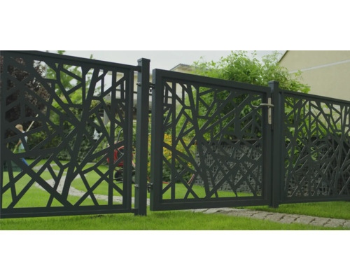 Dekorativer Gartenzaun mit offenem Tor