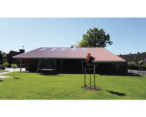 Ein geräumiges Carport mit rotem Dach und Holzkonstruktion, umgeben von einer Rasenfläche.