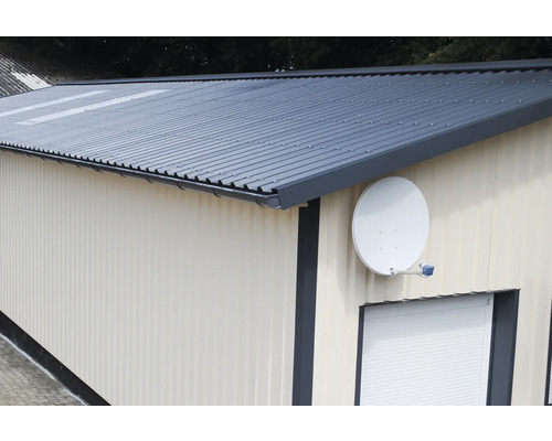 Außenansicht eines Gebäudes mit Stahltrapezblechdach und Satellitenschüssel