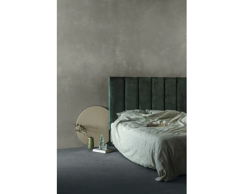 Chambre à coucher avec lit, tête de lit, literie et décoration