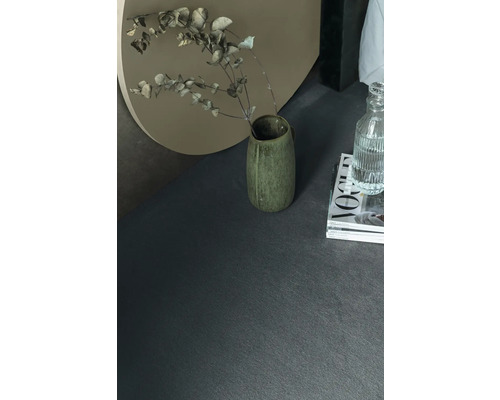 Gros plan d''un sol sombre avec un vase et une décoration