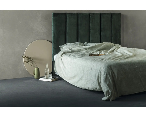 Chambre avec lit, tête de lit rembourrée, linge de lit et décoration