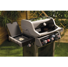 Barbecue à gaz Weber Spirit avec brûleur latéral dans le jardin