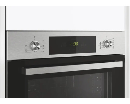 Nahaufnahme eines Backofens mit digitaler Anzeige und Drehknöpfen