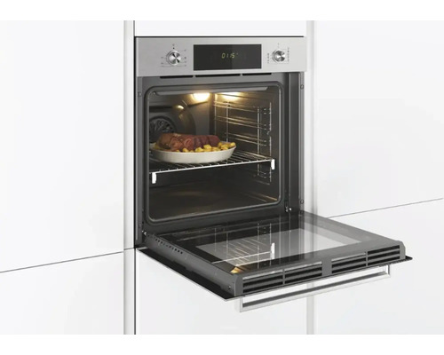 Einbaubackofen mit geöffneter Tür und Speisen im Inneren