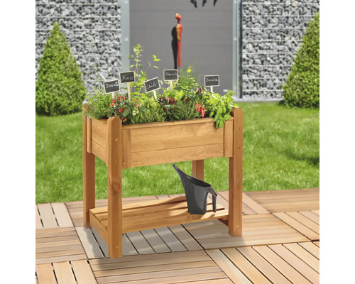 Jardinière en bois avec herbes et légumes sur terrasse