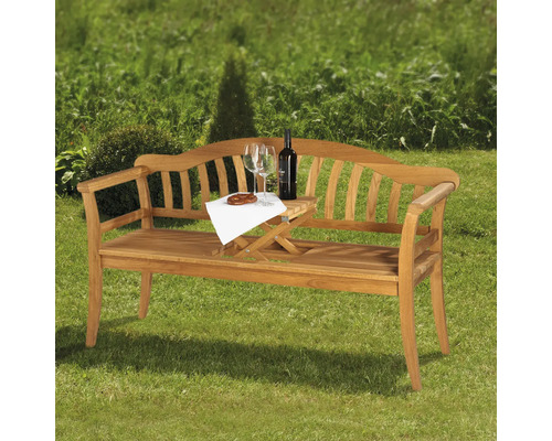 Banc de jardin en bois avec table intégrée, bouteille de vin et verres dans le jardin.