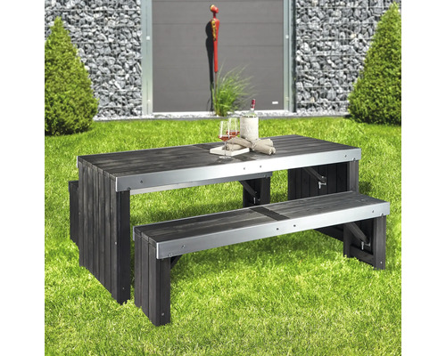 Groupe de tables de jardin avec table et banc en bois et métal dans le jardin