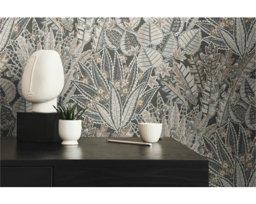 Raumansicht mit gemusterter Tapete, Dekofigur und Pflanze