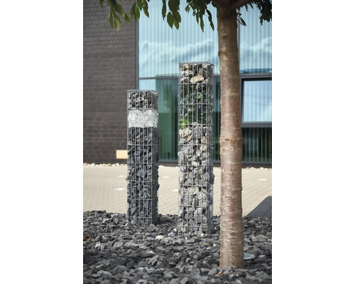 Deux colonnes de gabions avec remplissage en pierres et gravillons décoratifs dans le jardin.