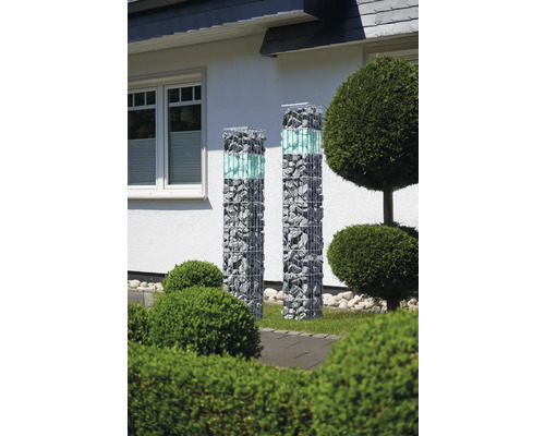 Deux colonnes de gabions avec des pierres et des plantes vertes dans le jardin.