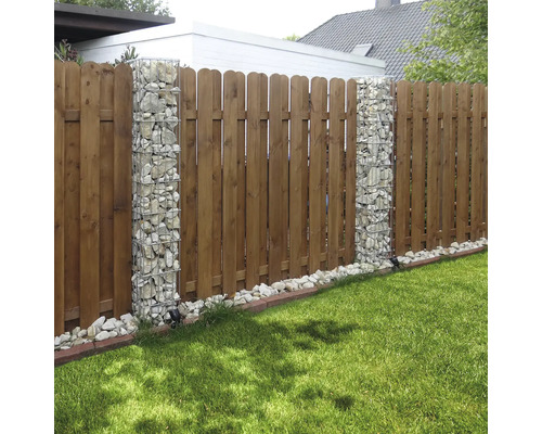 Clôture en bois avec éléments de gabions dans le jardin