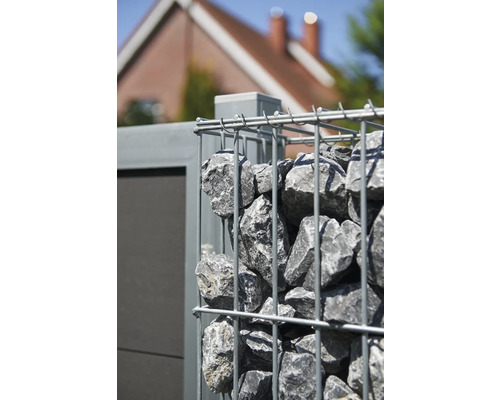 Gabion avec des pierres grises dans le jardin