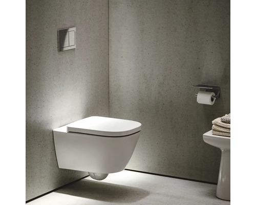 WC suspendu dans une salle de bains moderne avec plaque de commande et porte-papier toilette