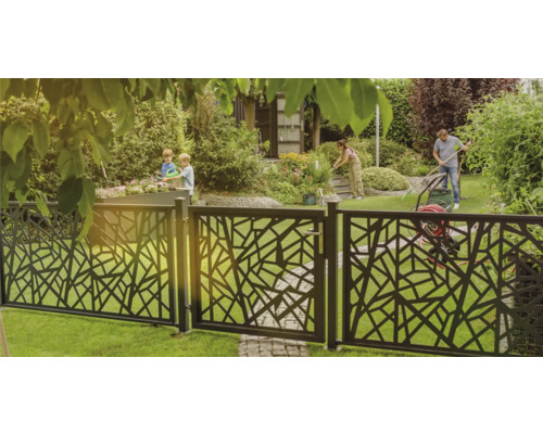 Gartenzaun mit modernem Design und Familie im Hintergrund bei der Gartenarbeit