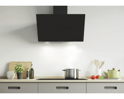 Küchenszene mit Dunstabzugshaube über einem Kochfeld