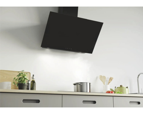 Wandhaube in einer hellen Küche über einem Kochfeld mit Topf