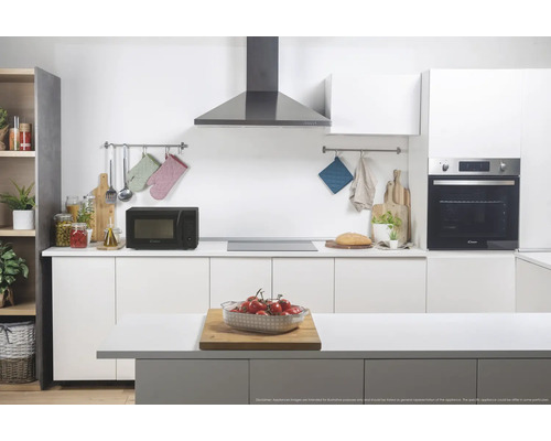 Moderne Küche mit schwarzer Mikrowelle, Dunstabzugshaube und Einbaubackofen