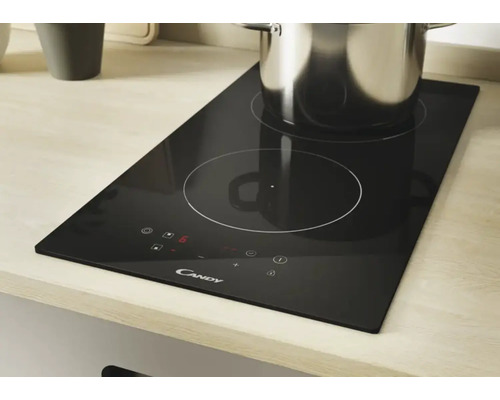 Schwarzes Candy Induktionskochfeld mit zwei Kochzonen und Bedienfeld auf einer Arbeitsplatte.