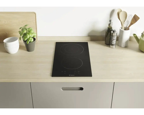 Schwarzes Kochfeld mit zwei Kochzonen auf einer Küchentheke