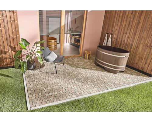 Extérieur avec pavés, mur en bois et baignoire en bois