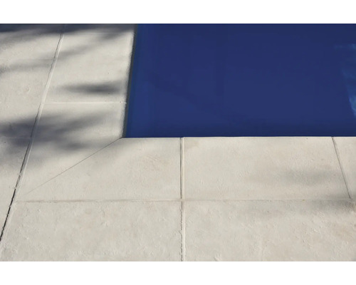 Nahaufnahme von Poolfliesen am Beckenrand