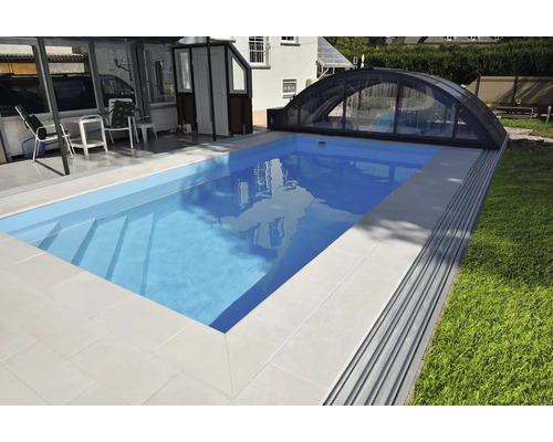 Schwimmbecken mit Überdachung im Garten