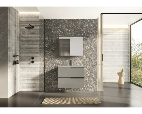 Salle de bain moderne avec meuble-lavabo, armoire de toilette et douche.