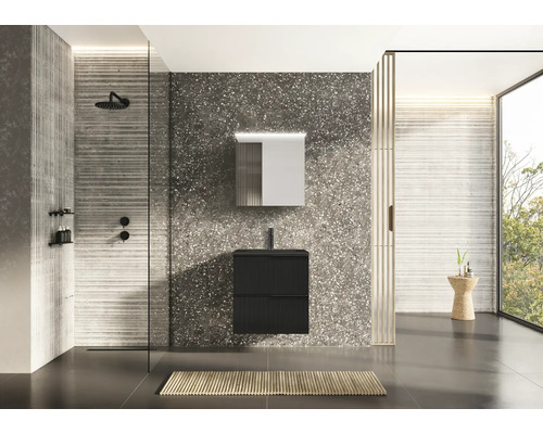 Salle de bain moderne avec douche, meuble sous-lavabo, armoire de toilette et grande fenêtre pour une ambiance claire et ordonnée.